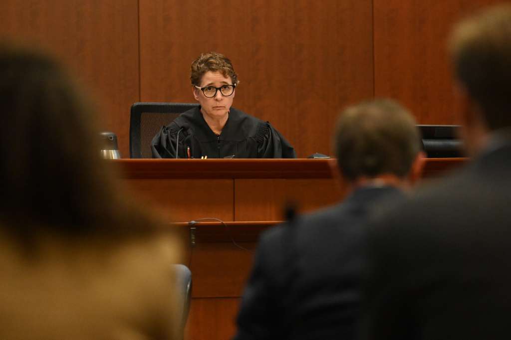 Fairfax (United States), 31/05/2022.- Judge Penney Azcarate speaks in the courtroom as jury deliberations continue in the Depp v. Heard trial at the Fairfax County Circuit Courthouse in Fairfax, Virginia, USA, 31 May 2022. US actor Johnny Depp's 50 million US dollar defamation lawsuit against his ex-wife, US actor Amber Heard, started on 10 April. (Estados Unidos) EFE/EPA/JIM WATSON / POOL