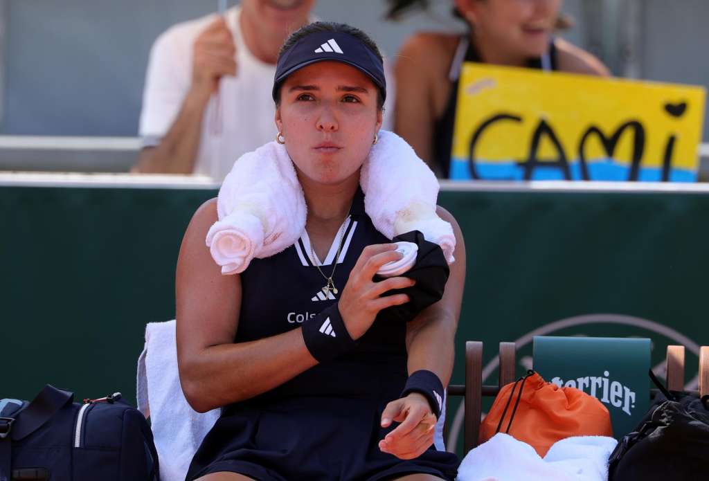 Paris (France), 30/05/2026.- Camila Osorio of Colombia during a break during her Women's 3rd round match against Anna Kalinskaya at the French Open Grand Slam tennis tournament at Roland Garros in Paris, France, 30 May 2026. (Tenis, Abierto, Francia) EFE/EPA/TERESA SUAREZ