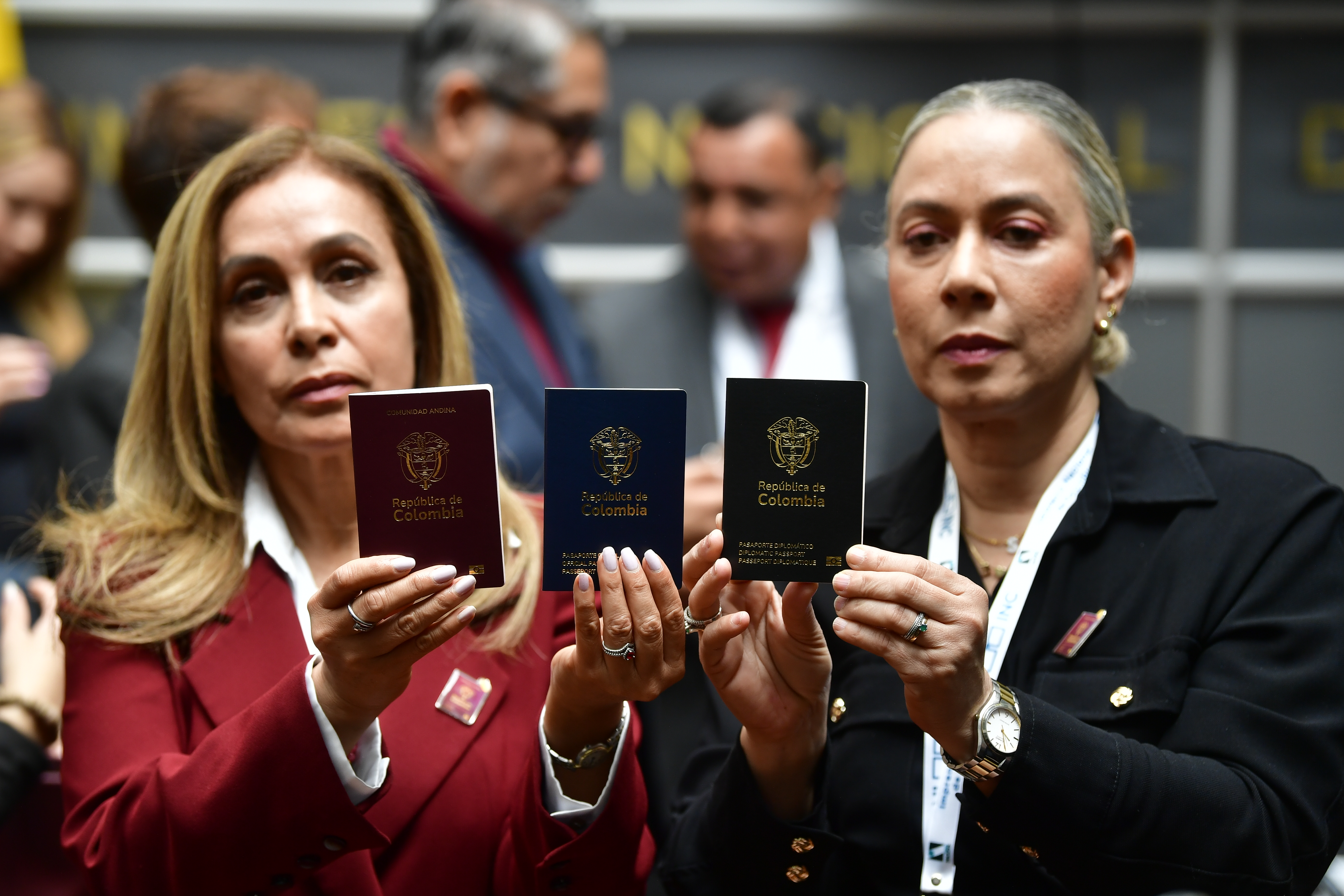 Gerente de la Imprenta Nacional junto a la secretaria general de la Cancillería, Elvira Sanabria, durante la presentación del nuevo modelo de pasaporte colombiano