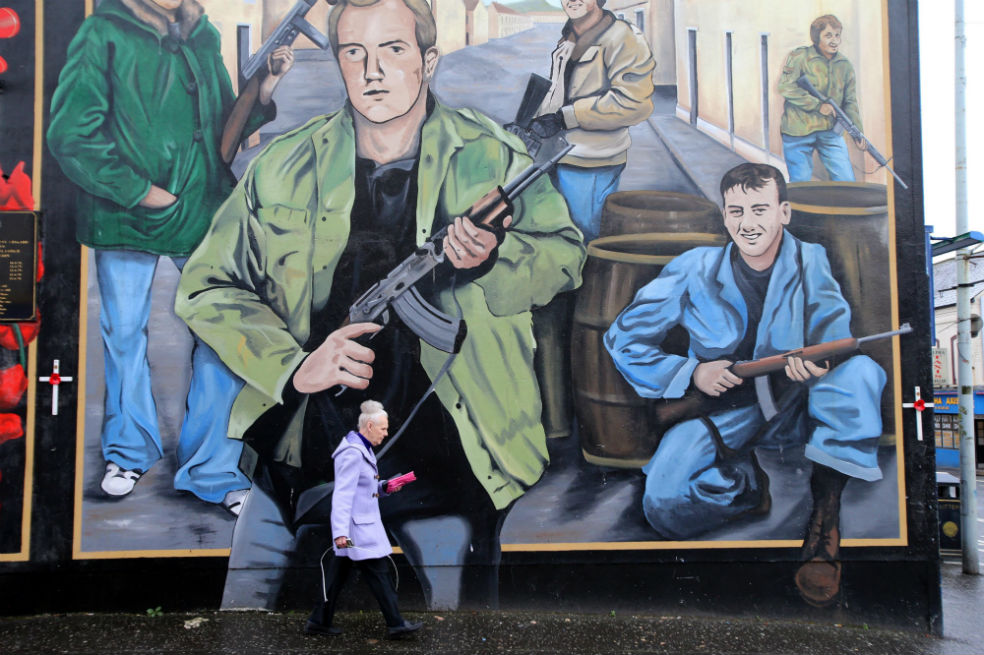 Una mujer camina bajo un mural probritánico cuando se cumple el 20 aniversario del acuerdo del Viernes Santo, que puso fin al sangriento conflicto entre Irlanda del Norte e Inglaterra. / EFE