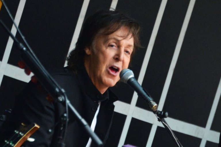 Paul McCartney sigue convaleciente y pospone gira por EE.UU.