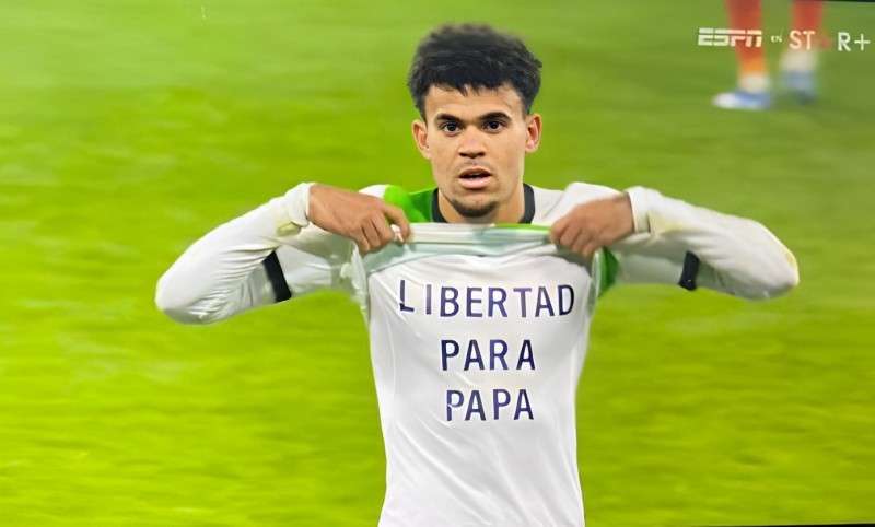 Al minuto 90+5, Luis Díaz salvó un punto para el Liverpool tras anotar el 1-1. El gol se lo dedicó a su padre con un mensaje en el que pide su libertad.