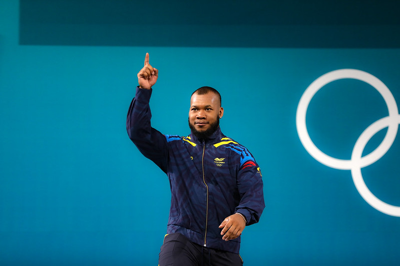 Jeison López subiéndose al podio tras lograr el segundo puesto olímpico.