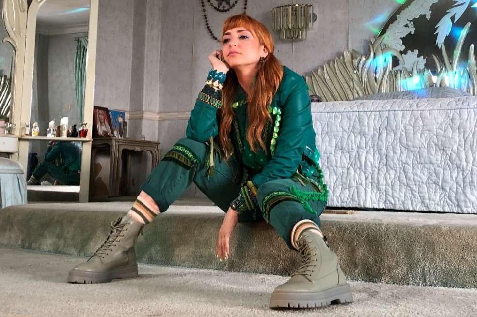 Mirella Cesa define el videoclip de "Locura" como una explosión de colores, en una búsqueda hacia el interior, con tintes de nostalgia y melancolía que contrastan con el ritmo e interpretación de este single.