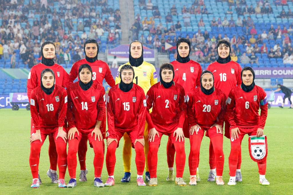 Iran�s team pose for a group photo before the AFC Women�s Asian Cup Australia 2026 match between Iran and the Philippines in Gold Coast on March 8, 2026. The son of the late shah urged Canberra on March 9 to protect the Iranian women's football team, who were branded "wartime traitors" after refusing to sing the national anthem while playing in Australia. (Photo by AFP) / -- IMAGE RESTRICTED TO EDITORIAL USE - STRICTLY NO COMMERCIAL USE --