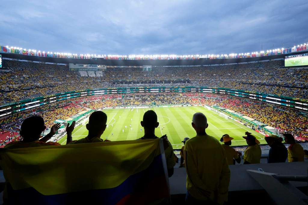 GR4269. CIUDAD DE MÉXICO (MÉXICO), 17/06/2026.- Aficionados asisten a un partido del grupo K del Mundial de la FIFA 2026 entre Uzbekistán y Colombia este miércoles, en el estadio Azteca en Ciudad de México (México). EFE/ Sashenka Gutiérrez