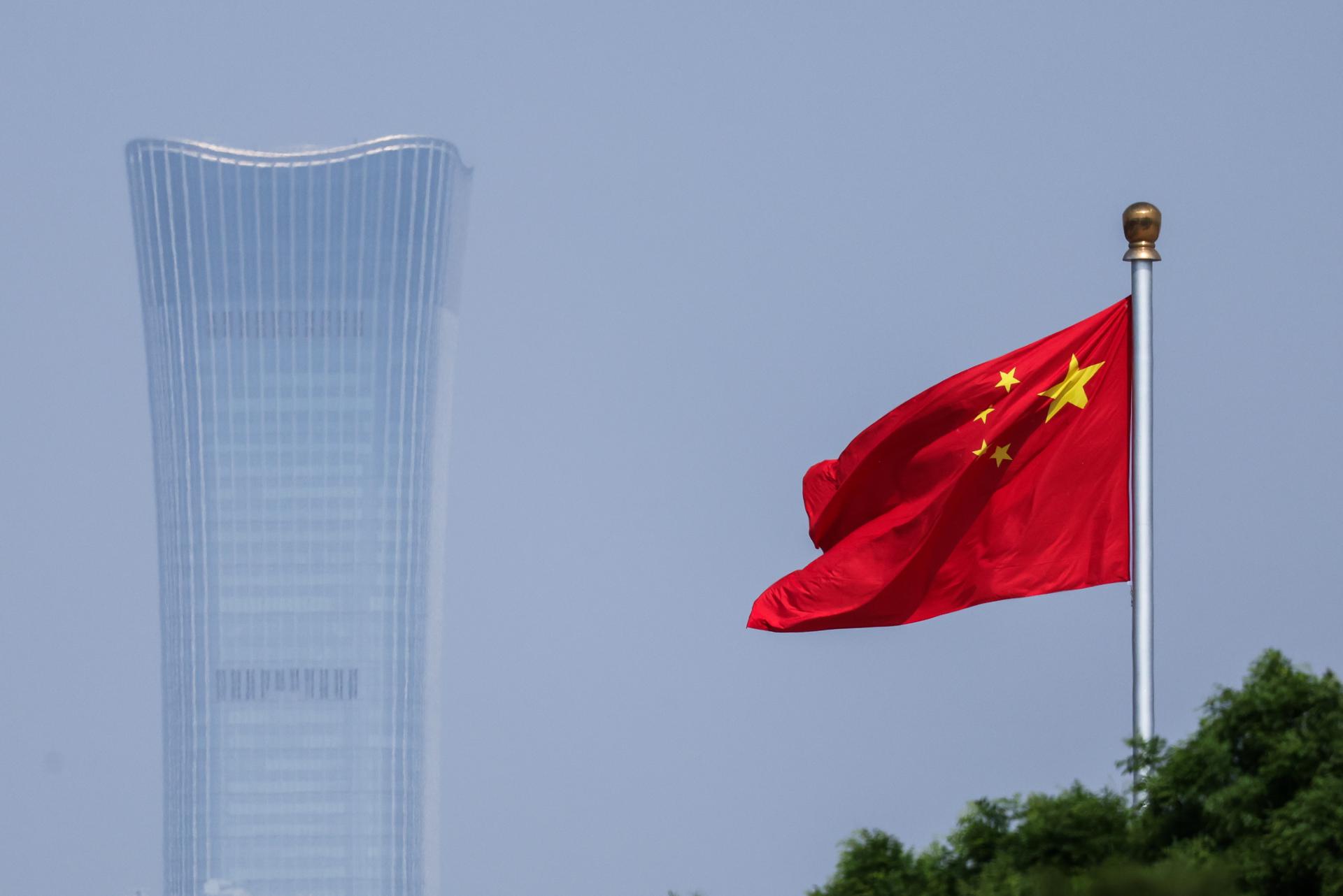 BEIJING (China), 12/05/2026.- China’s national flag flutters in the wind next to the CITIC tower ahead of Brunei's Crown Prince Al-Muhtadee Billah and China’s President Xi Jinping meeting in Beijing, China, 12 May 2026. EFE/EPA/MAXIM SHEMETOV / POOL