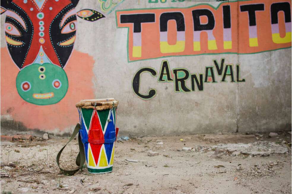 A lo largo del texto encontrará una serie de fotografías que recrean la preparación, el vestuario y los ensayos para la danza El Torito Ribeño, en Barranquilla. / Fotos Roxana Charris.