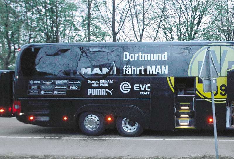 Así quedó el bus del Borussia Dortmund tras las explosiones. / AFP