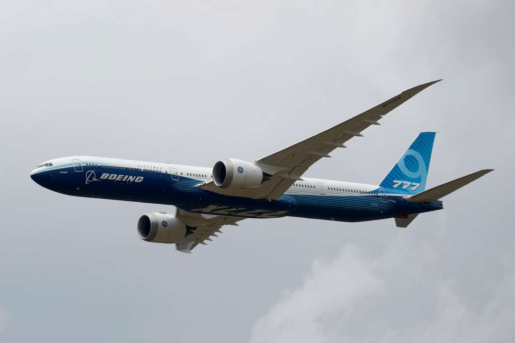 Le Bourget (France), 20/06/2023.- Boeing 777 aircraft performs during a demonstration flight at the International Paris Air Show in Le Bourget, north of Paris, France, 20 June 2023. Aviation industry CEOs and top government officials from around the world started arriving to attend the Paris Air Show on 19 June for a week of deal-making and demonstrations of the world's latest air and space technology. (Francia) EFE/EPA/YOAN VALAT