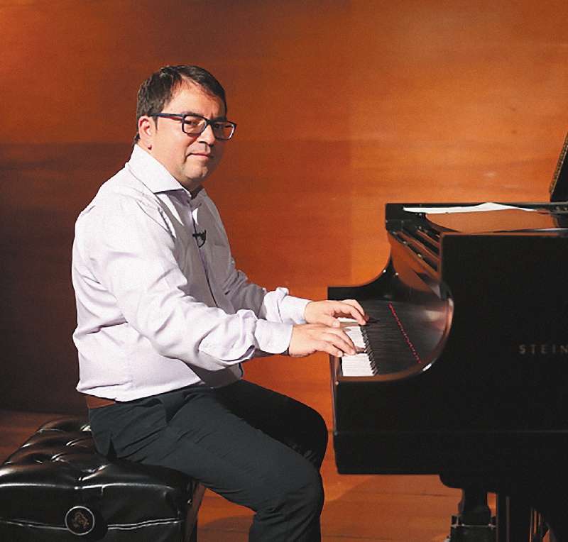 Rubén Castaño es graduado Cum Laude de Berklee College of Music, institución que lo becó para realizar una maestría en interpretación contemporánea con énfasis en producción.
