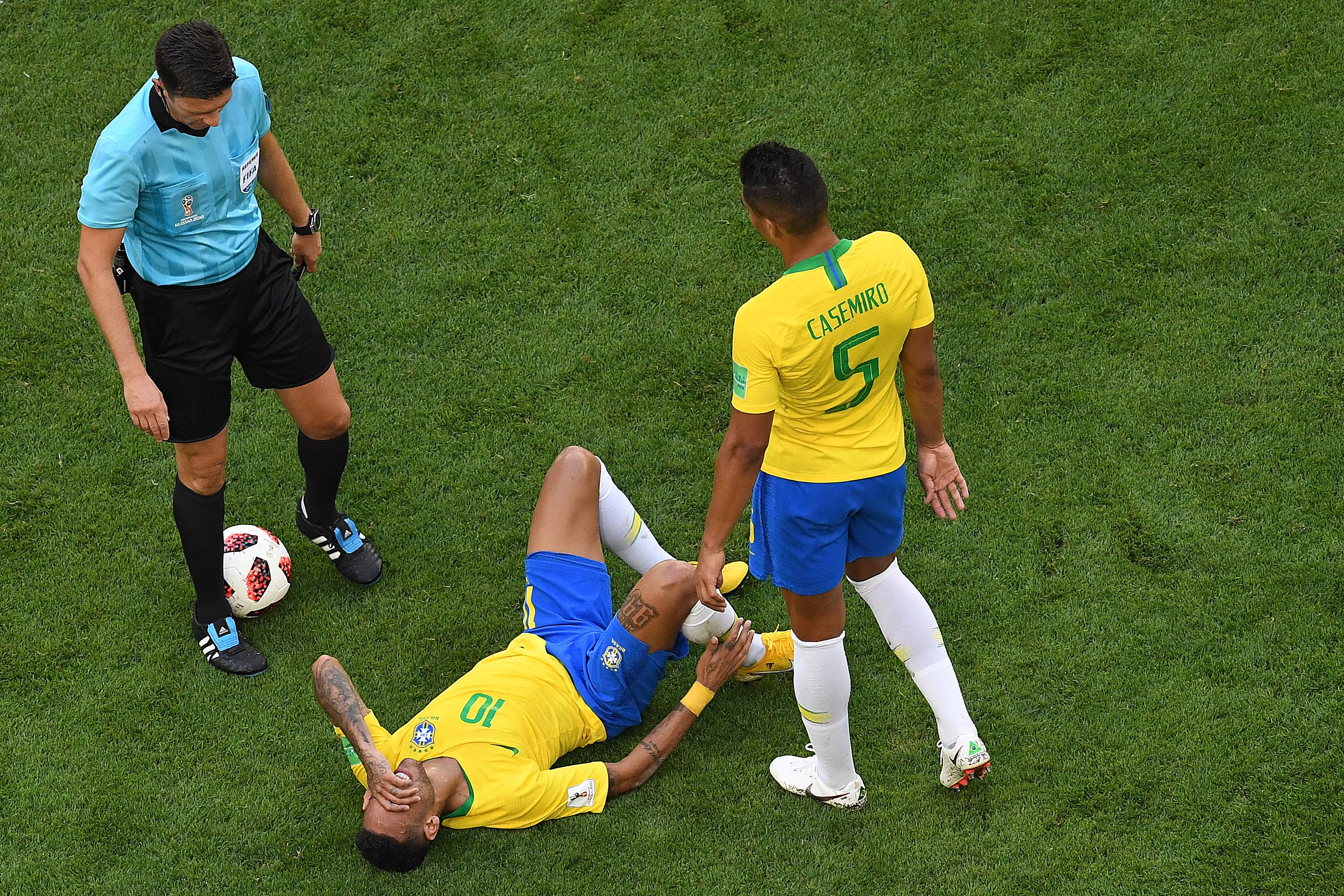 El brasileño Neymar tras un choque en el partido de su selección ante el equipo de México. / AFP
