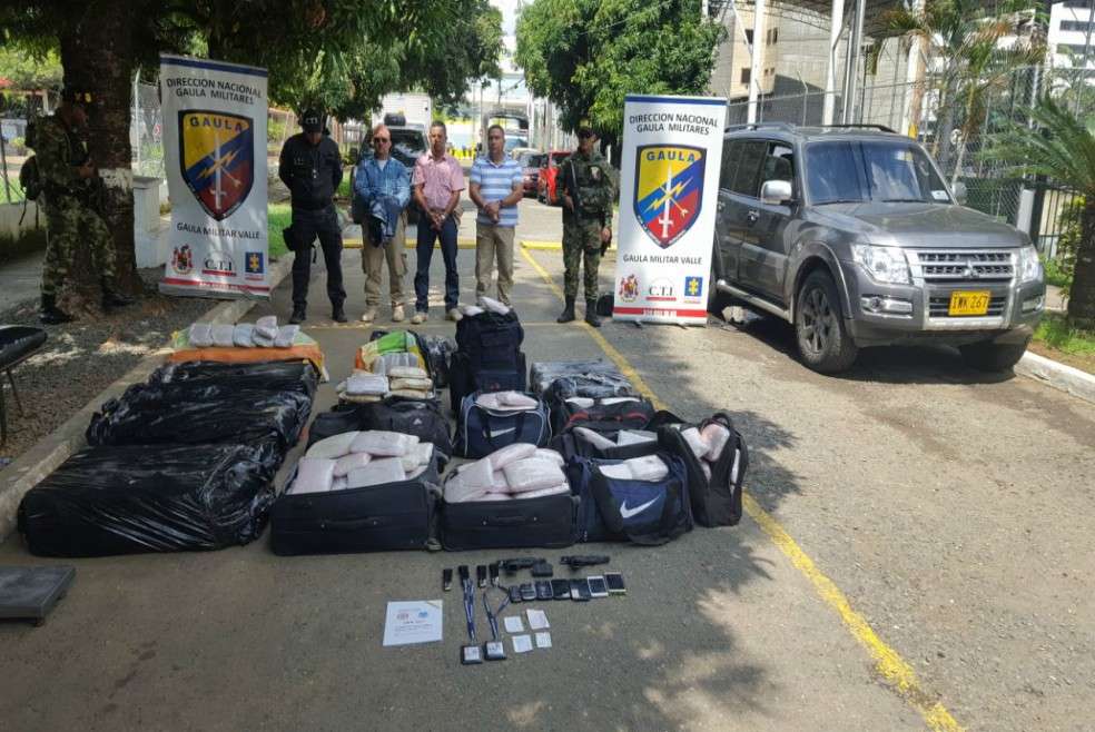 Los tres funcionarios, identificados como agentes de protección, fueron capturados y serán presentados ante juez de control de garantías en las próximas horas. / Cortesía Fiscalía.
