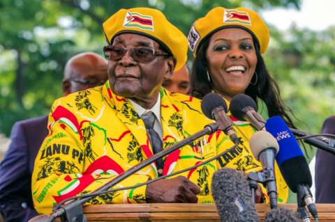 Mugabe se aferra al poder en Zimbabue pese a amenaza de destitución