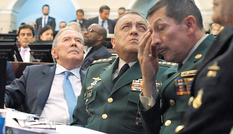 El ministro de Defensa, Guillermo Botero, y los mandos militares durante el debate de moción de censura el pasado 5 de noviembre. / Mauricio Alvarado - El Espectador