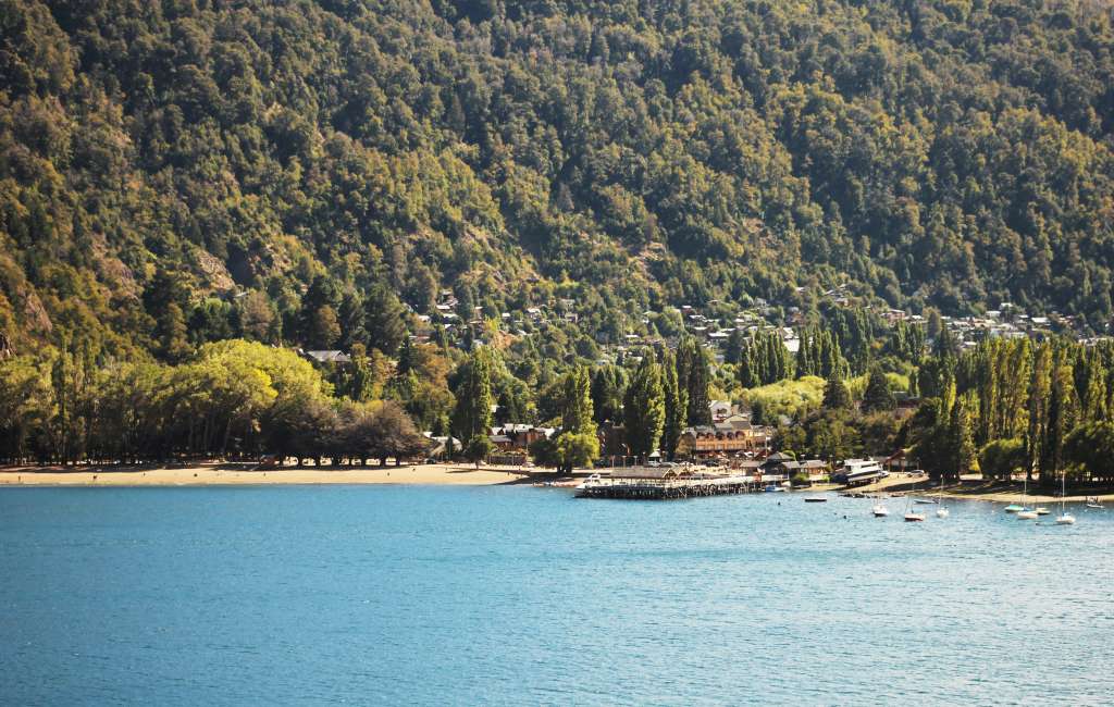 San Martín de los Andes se encuentra en una zona de lagos, ríos y montañas rodeada de bosques, ideal para vacaciones, la recreación y deportes tales como el ski, snowboard.