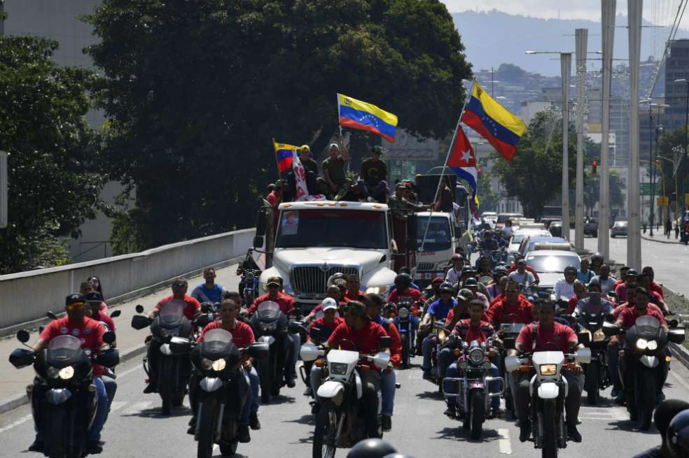 Seguidores del presidente venezolano, Nicolás Maduro, viajan por Caracas, Venezuela, antes de la ceremonia de investidura del mandatario para un nuevo mandato. / AFP