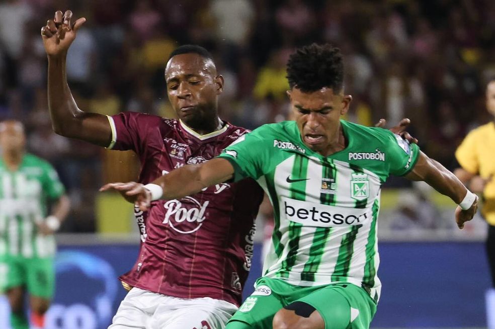 Brayan Gil (Tolima) disputa un balón con William Tesillo (Nacional).