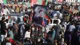 Atacan al ex primer ministro de Pakistán, Imran Khan, durante una protesta