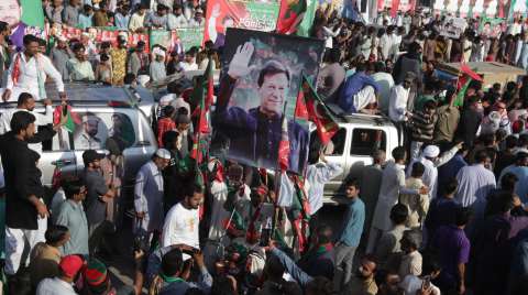Atacan al ex primer ministro de Pakistán, Imran Khan, durante una protesta