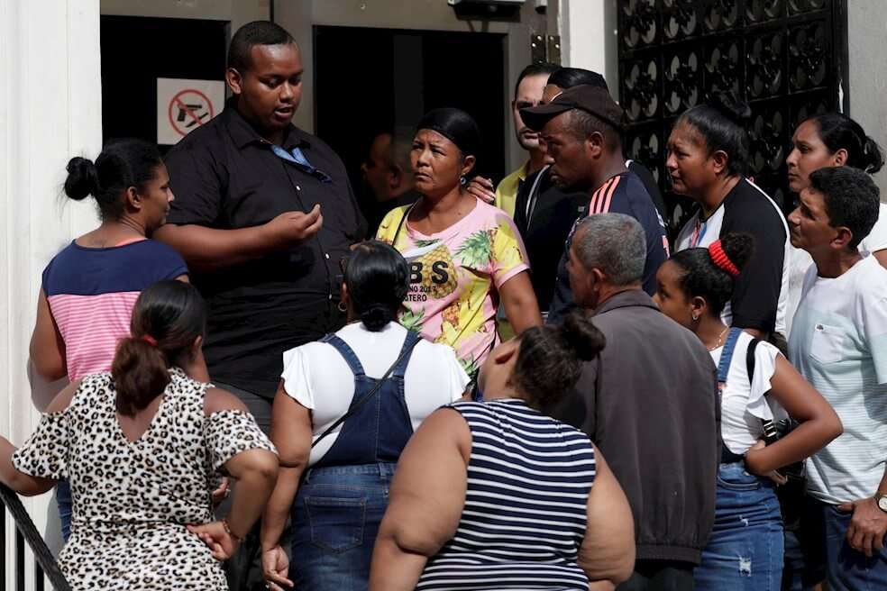 Familiares de presos de la cárcel La Joyita en Panamá piden información de sus familiares. / EFE