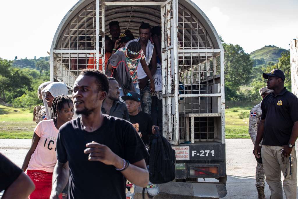 AME8508. BELLADERE (HAITÍ), 11/09/2024.- Haitianos bajan de un camión deportados desde República Dominicana este miércoles, en Belladere (Haití). La frontera entre Haití y República Dominicana es un concurrido paso para las mercancías, pero también para los haitianos que son deportados desde territorio dominicano. EFE/ Mentor David Lorens