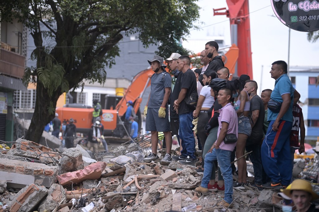Rescatistas profesionales, acompañados por voluntarios y fuerza pública, retiran escombros y buscan sobrevivientes el 12 de agosto, tercer día del terremoto de 7.4 que azoto varias regiones de Colombia.