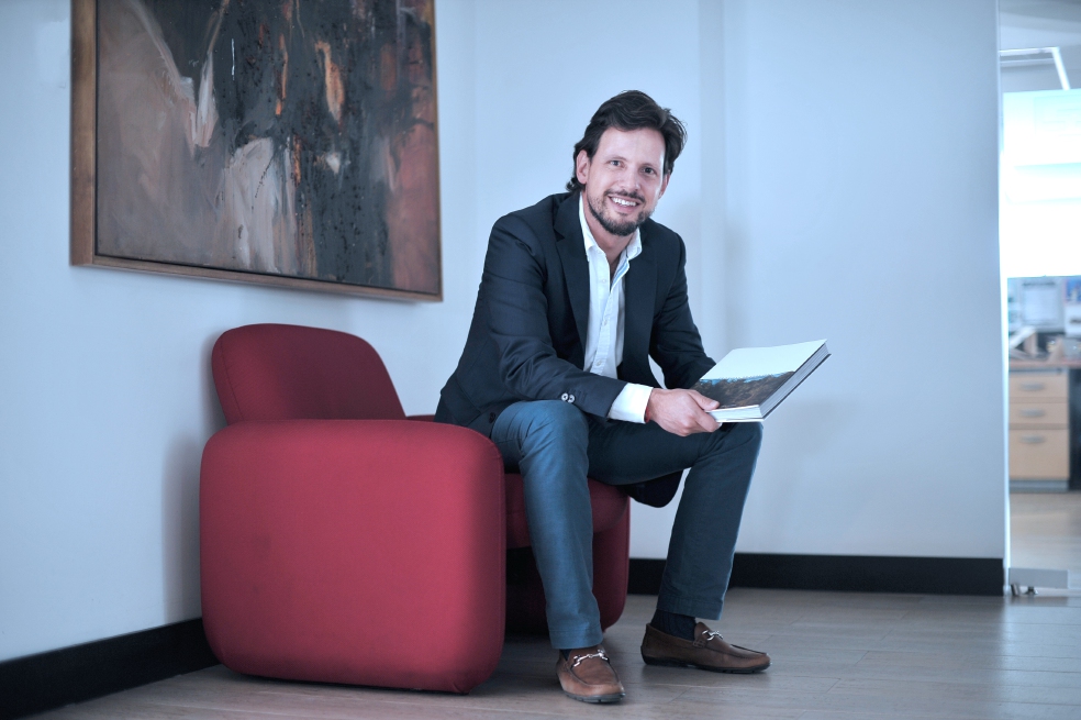 Jorge Guzmán, deja la coordinación del PFP para estudiar un doctorado en ciencia política en EE. UU. Aquí con uno de los volúmenes donde se recoge la experiencia en las fronteras. / Nelson Sierra - El Espectador