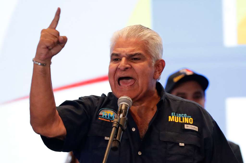 AME3895. CIUDAD DE PANAMÁ (PANAMÁ), 05/05/2024.- El presidente electo de Panamá José Raúl Mulino pronuncia un discurso este domingo, en la Ciudad de Panamá (Panamá). José Raúl Mulino, el delfín del exmandatario Ricardo Martinelli inhabilitado por corrupción, fue elegido este domingo nuevo presidente de Panamá, imponiéndose con una amplia diferencia a sus adversarios directos, que vieron cómo se dividían los votos entre ellos mientras se imponía el candidato que prometió devolver el dinero a los bolsillos de los panameños. EFE/ Bienvenido Velasco