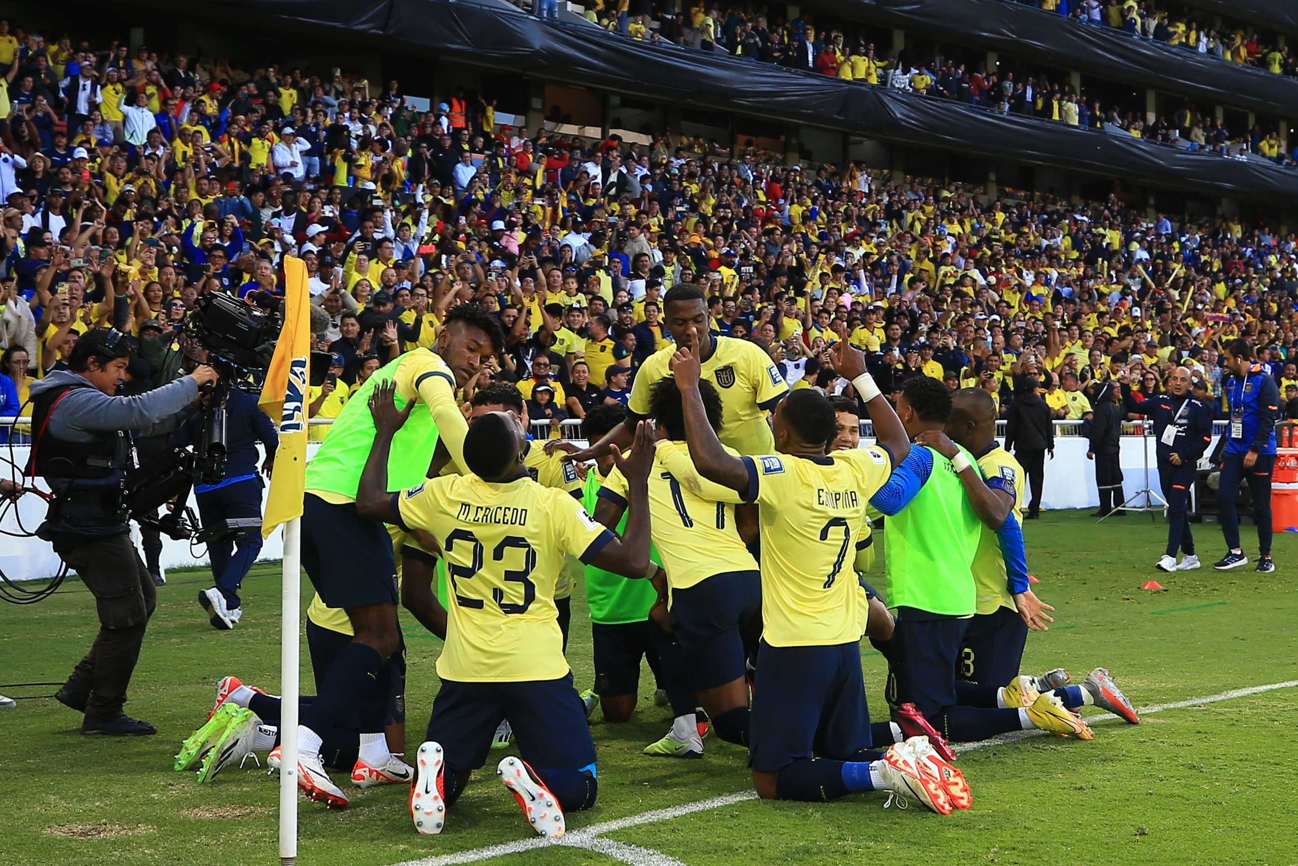 AME9050. QUITO (ECUADOR), 12/09/2023.- Jugadores de Ecuador celebran un gol hoy, en un partido de las Eliminatorias Sudamericanas para la Copa Mundial de Fútbol 2026 entre Ecuador y Uruguay en el estadio Rodrigo Paz Delgado en Quito (Ecuador). EFE/ José Jácome