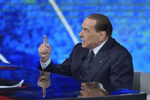 Acusan a Berlusconi de "fortalecer la mafia" antes de comicios en Italia