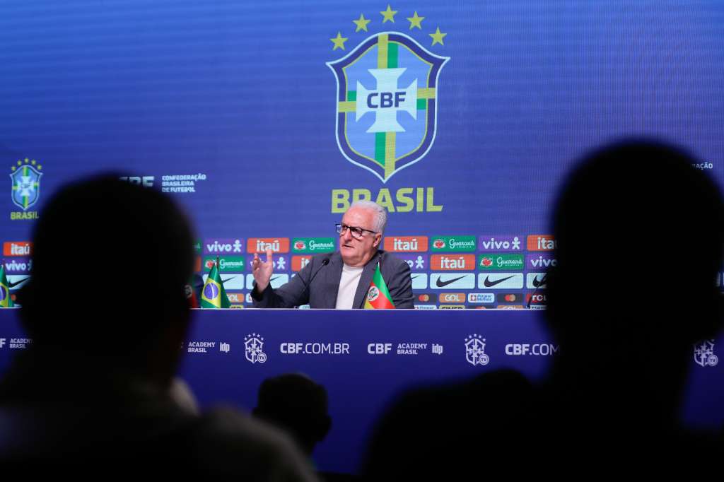 AMDEP1624. RÍO DE JANEIRO (BRASIL), 10/05/2024.- El seleccionador brasileño, Dorival Junior, habla durante el anuncio de los jugadores para la Copa América este viernes, en la sede de la Confederación Brasileña de Fútbol (CBF) en Río de Janeiro (Brasil). Dorival Júnior anunció la lista de convocados para la Copa América de Estados Unidos liderada por Vinícius Júnior, Endrick, Raphinha, Rodrygo Goes y Éder Militão, y de la que quedaron por fuera fuera Neymar y Casemiro. EFE/ André Coelho