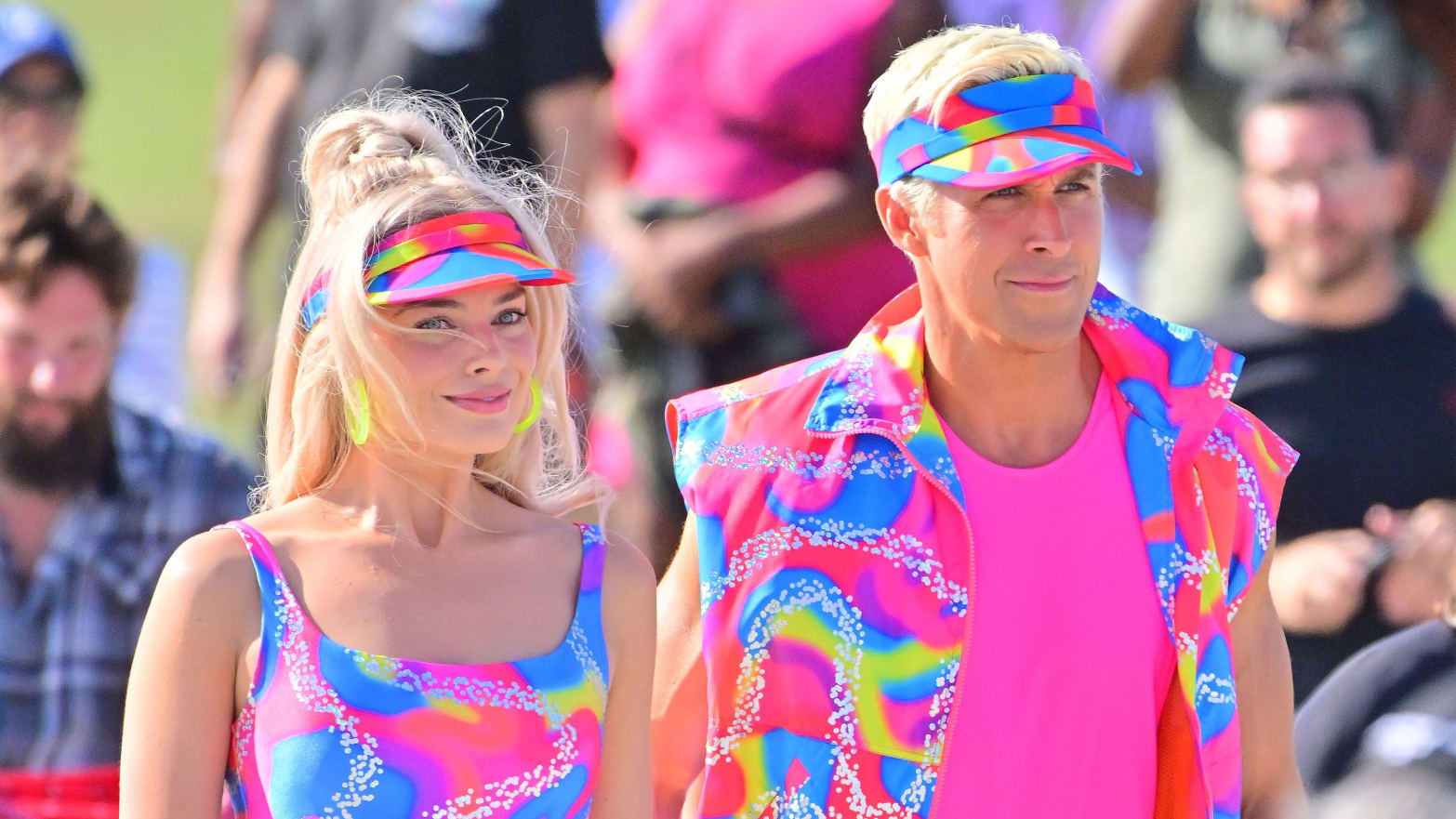 ACOMPAÑA CRÓNICA: EEUU CINE - AME4097. LOS ÁNGELES (ESTADOS UNIDOS), 19/07/2023.- Fotografía cedida por Warner Bros donde aparecen Margot Robbie y Ryan Gosling en sus roles de Barbie y Ken durante un fragmento de la película "Barbie". Hay películas que logran convertirse en fenómeno incluso antes de estrenarse. El 'boom' de "Barbie", filme dirigido por Greta Gerwig, así lo prueba, al conseguir que tanto apasionados amantes de la muñeca como aquellos a los que le resulta indiferente aguarden con interés su lanzamiento. Ternura, píldoras de humor y un profundo sentido crítico acerca de los roles de género impuestos por la sociedad se fusionan en una película que vuelve a poner de manifiesto la visión de Gerwig ("Lady Bird"), una cineasta que brilló con subgéneros independientes y que hoy es una de las mayores revelaciones de la industria. EFE/ Warner Bros SOLO USO EDITORIAL/SOLO DISPONIBLE PARA ILUSTRAR LA NOTICIA QUE ACOMPAÑA (CRÉDITO OBLIGATORIO)
