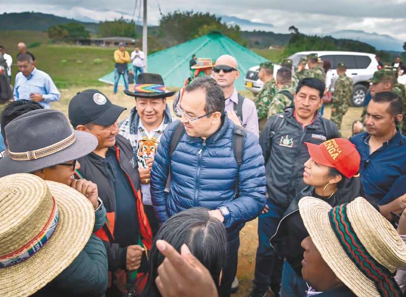 Alfonso Prada, ministro del Interior, lideró la reunión con las comunidades en Caldono (Cauca). / Ministerio del Interior