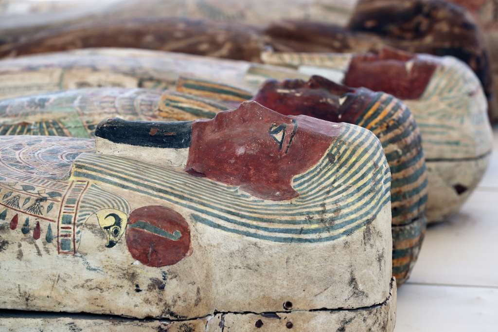 -FOTODELDÍA- Giza (Egipto), 30/05/2022.- Sarcófagos presentados a los medios cerca del nuevo descubrimiento en la necrópolis de Saqqara en Giza, Egipto. Una colección de 250 de féretros de madera pintados con sus momias correspondientes fueron descubiertas en las excavaciones del cementerio de Bubastian en la necrópolis de Saqqara por una misión liderada por Mostafa Waziri. EFE/KHALED ELFIQI
