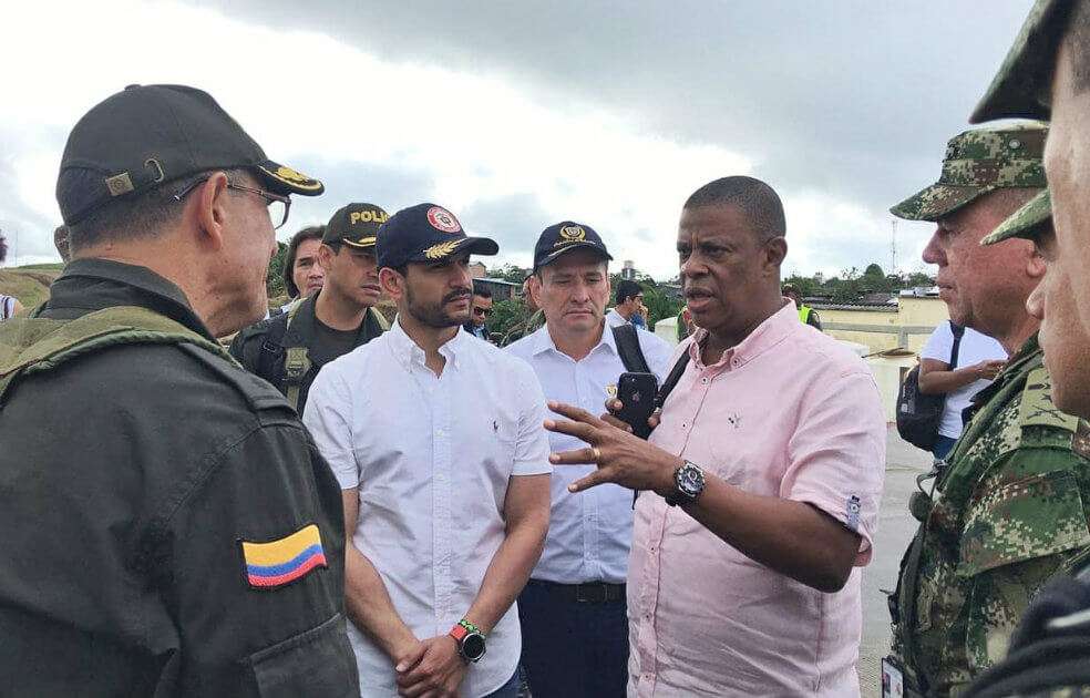 Los compromisos pactados (que abarcan infraestructura, presencia del Ejército y kits alimenticios) los asumieron la Gobernación del Chocó, la Alcaldía de Bojayá, el Ministerio del Interior y la Unidad de Víctimas. En la foto (en la mitad) el ministro encargado Daniel Palacios. / Cortesía Ministerio del Interior.