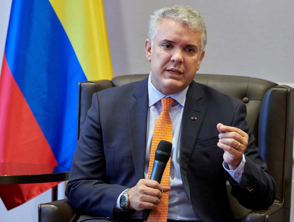 BRUSELAS (BÉLGICA), 14/02/2022.- El presidente de Colombia, Iván Duque (c), interviene en el coloquio "Colombia y la Unión Europea: aproximaciones desde el Pacto por la Sostenibilidad y el Pacto Verde", celebrado junto al vicepresidente de la Comisión Europea, Frans Timmermans, este lunes en un hotel de Bruselas (Bélgica). EFE/Horst Wagner