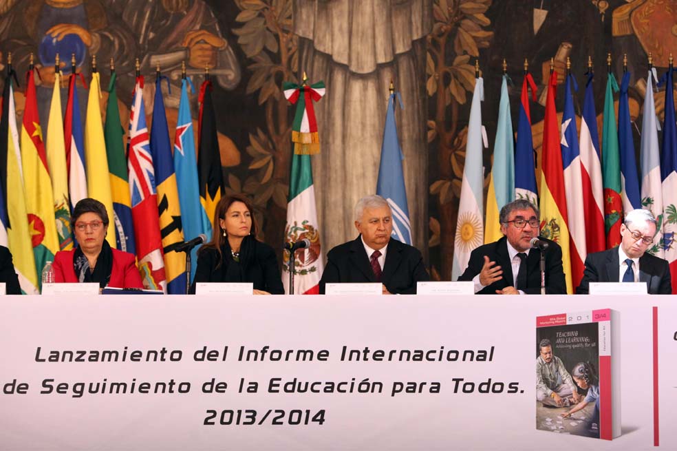 Alba Martínez, subsecretaria de Educación Básica; Nuria Sanz, directora de la oficina de UNESCO en México; Emilio Chuayfett, secretario de Educación Pública; el director de la Unesco en Chile, Jorge Sequeira, y Juan Gómez Robledo, subsecretario de Asuntos Multilaterales y Derechos Humanos de la Secretaría de Relaciones Exteriores. /EFE