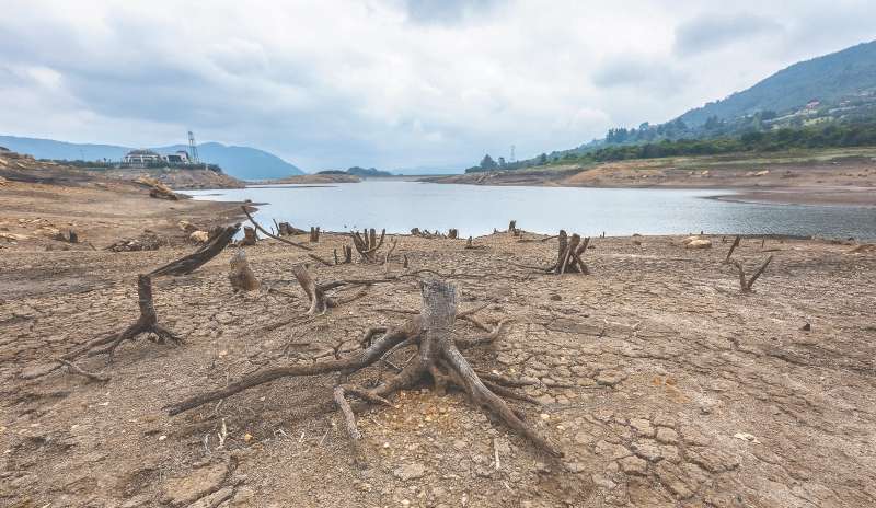 Según el Acueducto de Bogotá, para el 7 de abril el volumen total del sistema de embalses que abastecen la ciudad era de 45,17%. Antioquia, Atlántico, Caldas y Santander, entre otros, también reportaban bajos niveles de agua. (Photo by Luis ACOSTA / AFP)