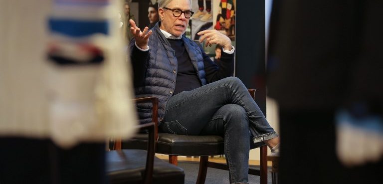 El diseñador Tommy Hilfiger, quien asegura que los desfiles de moda son anticuados. / AFP