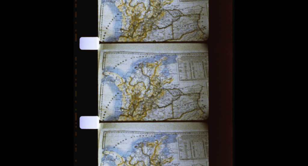Fotograma de Forenses, película de Federico Atehortúa, en la que un mapa de Colombia se convierte en metáfora del territorio marcado por las desapariciones forzadas y la búsqueda de la verdad.