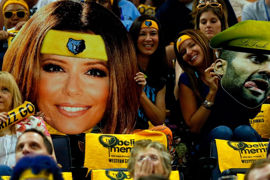 Afiches con la cara de Eva Longoria en la final de la NBA.