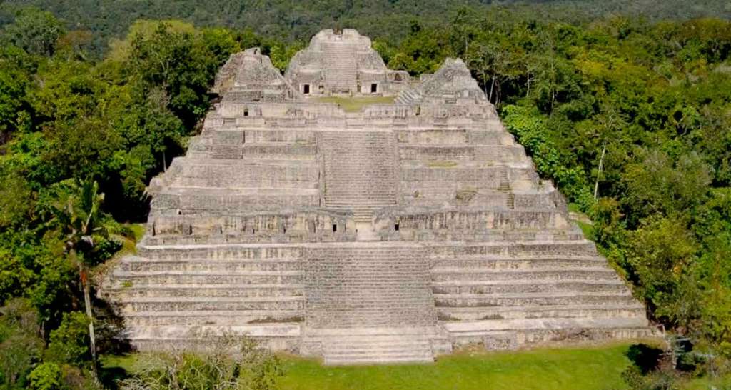 La tumba fue hallada bajo una estructura ceremonial y contiene joyas de jade, vasijas y restos que confirman la identidad del primer gobernante de una de las ciudades más influyentes del mundo maya.