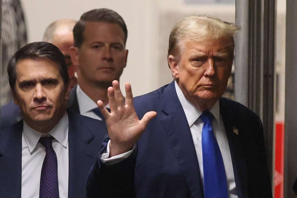 New York (United States), 18/04/2024.- Former US President Donald Trump (R) gestures, while he walks during a recess in his trial for allegedly covering up hush money payments linked to extramarital affairs, at Manhattan Criminal Court in New York City, USA, 18 April 2024. Trump's criminal trial resumes with Judge Juan Merchan seeking to complete jury selection. Trump is facing 34 felony counts of falsifying business records related to payments made to adult film star Stormy Daniels during his 2016 presidential campaign. (tormenta, Nueva York) EFE/EPA/Brendan McDermid / POOL