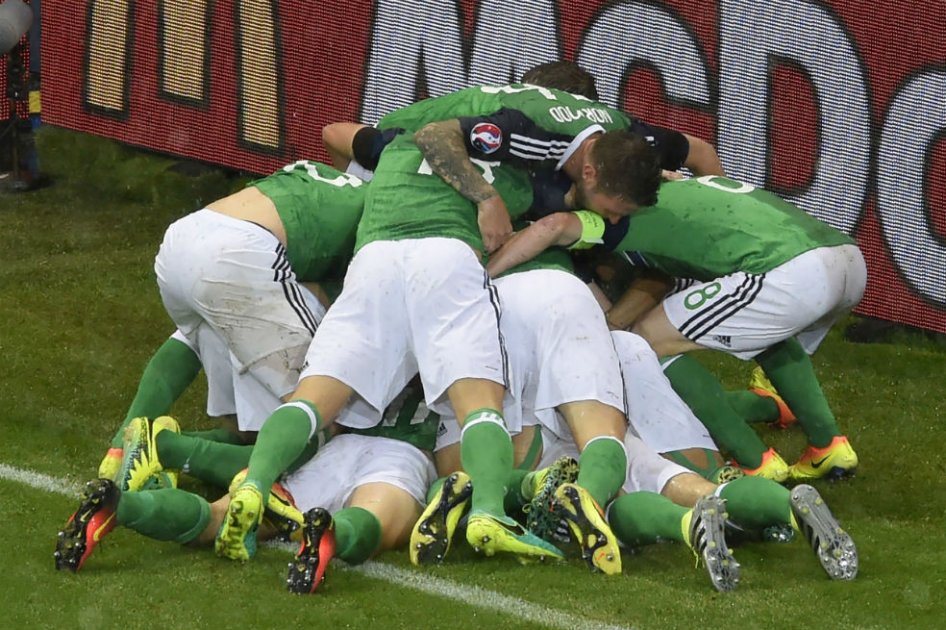 Los jugadores de Irlanda del Norte celebran el segundo gol de su selección ante Irlanda del Norte. Foto: AFP