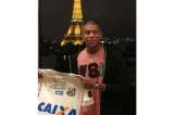 Mbappé posa con una camiseta del Santos dedicada por Pelé