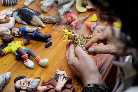 Colombia moldeada en plastilina, un arte contra la inmunidad al dolor ajeno