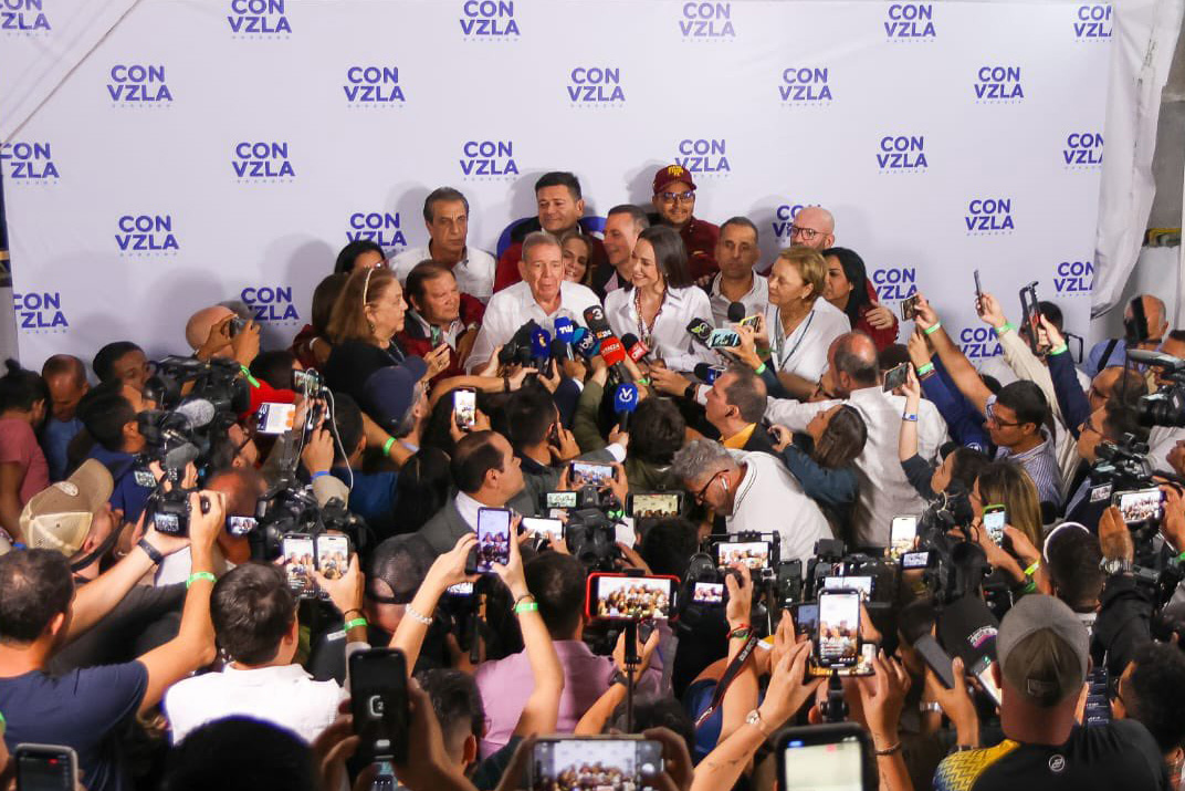 AME5949. CARACAS (VENEZUELA), 28/07/2024.- Fotografía tomada de la cuenta en X EdmundoGU, del candidato a la presidencia de Venezuela, Edmundo González Urrutia, de González Urrutia (c-i) en una rueda de prensa con la líder opositora venezolana María Corina Machado (c-d) este domingo, en Caracas (Venezuela). González Urrutia expresó sentirse "más que complacido" por las expectativas que hay respecto a los resultados de las elecciones, en las que compite contra nueve aspirantes, entre ellos, el actual mandatario Nicolás Maduro. EFE/ EdmundoGU /SOLO USO EDITORIAL/ SOLO DISPONIBLE PARA ILUSTRAR LA NOTICIA QUE ACOMPAÑA (CRÉDITO OBLIGATORIO)