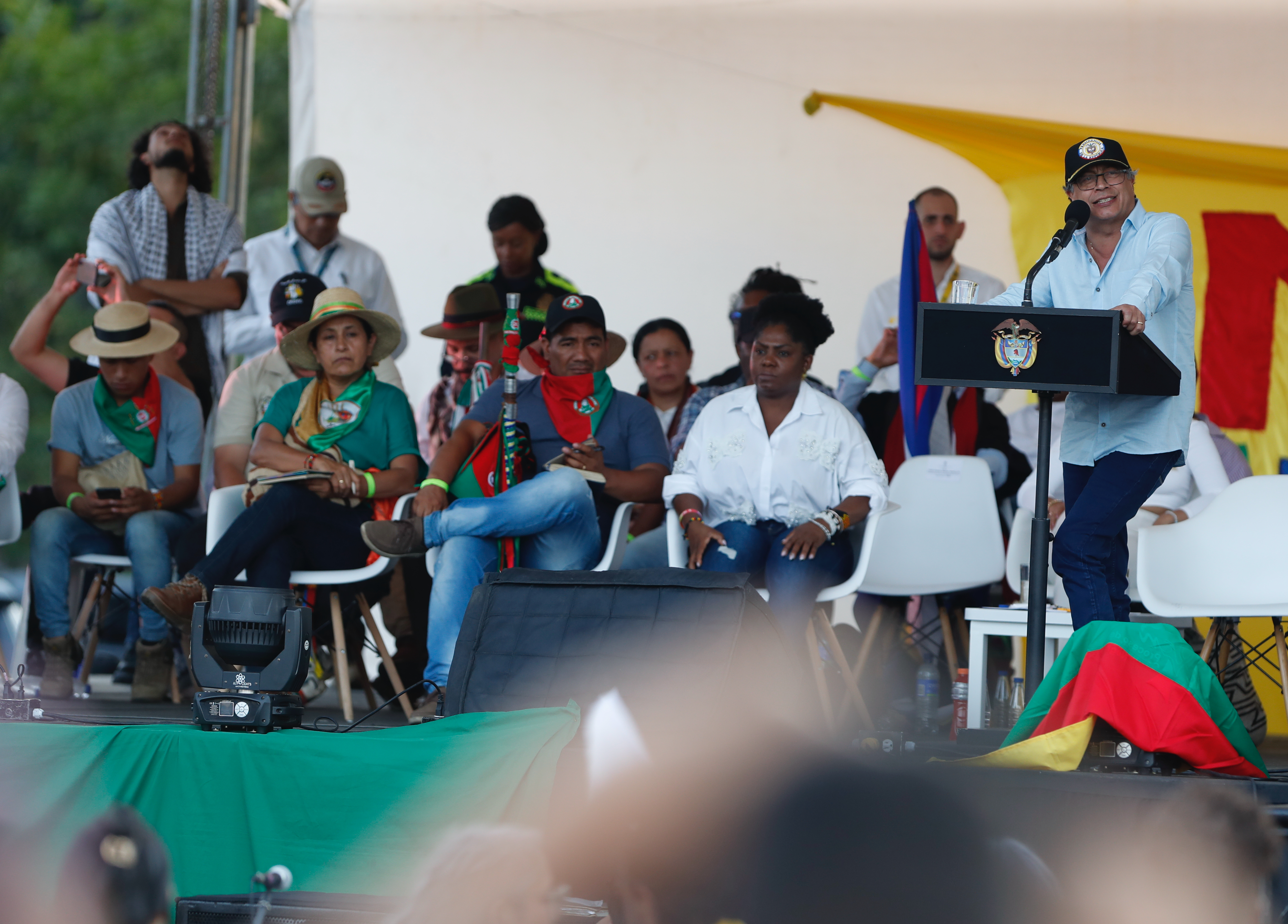 AME8949. CALI (COLOMBIA), 15/03/2024.- El presidente de Colombia, Gustavo Petro, habla junto a la vicepresidenta, Francia Márquez, durante la movilización 'Minga por transformaciones para la vida, el territorio, la democracia y la paz' este viernes, en Cali (Colombia). Durante la movilización indígenas piden "revisar el escenario de los diálogos" de paz porque creen "que hay cosas acertadas, pero hay otras que están afectando la dinámica de la autonomía de las comunidades y eso preocupa, porque el hecho de hablar de paz no significa que a costa de esa paz se siga desangrando los territorios". En este sentido, plantean que los ceses al fuego bilaterales y temporales acordados por el Gobierno con la guerrilla del Ejército de Liberación Nacional (ELN) y el Estado Mayor Central (EMC), principal disidencia de las antiguas FARC, se conviertan en treguas multilaterales para que terminen los enfrentamientos entre grupos armados. EFE/Ernesto Guzmán