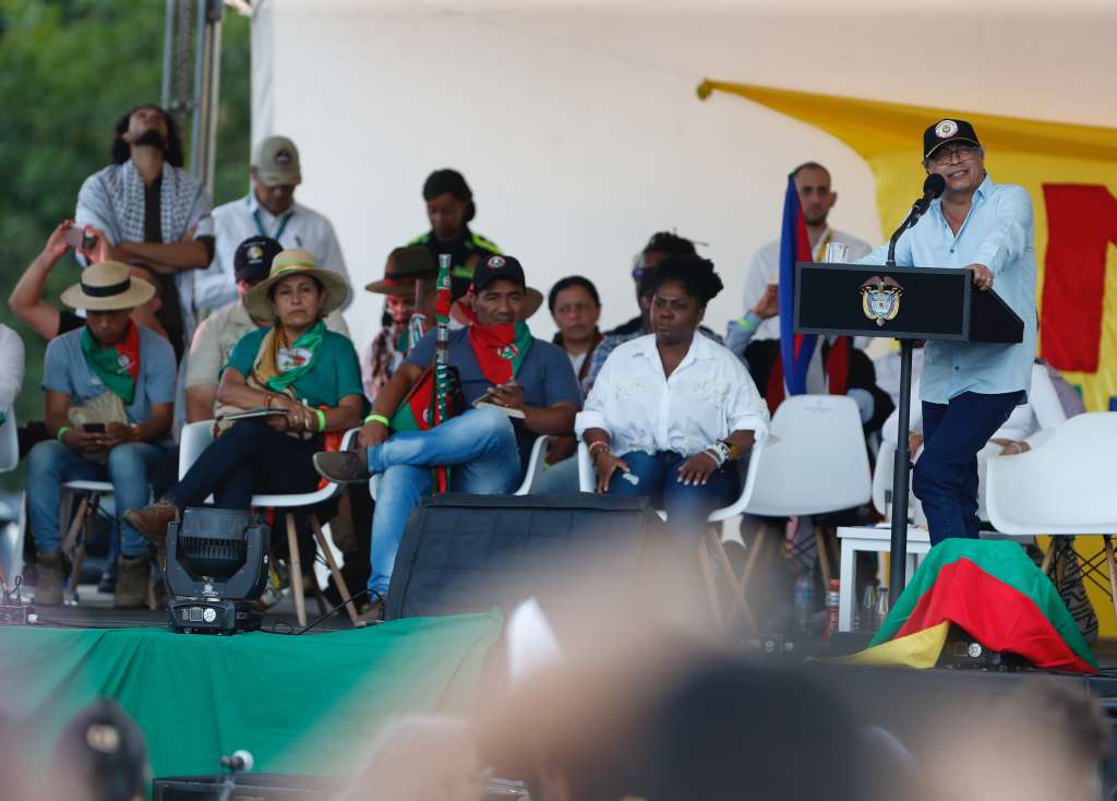 AME8949. CALI (COLOMBIA), 15/03/2024.- El presidente de Colombia, Gustavo Petro, habla junto a la vicepresidenta, Francia Márquez, durante la movilización 'Minga por transformaciones para la vida, el territorio, la democracia y la paz' este viernes, en Cali (Colombia). Durante la movilización indígenas piden "revisar el escenario de los diálogos" de paz porque creen "que hay cosas acertadas, pero hay otras que están afectando la dinámica de la autonomía de las comunidades y eso preocupa, porque el hecho de hablar de paz no significa que a costa de esa paz se siga desangrando los territorios". En este sentido, plantean que los ceses al fuego bilaterales y temporales acordados por el Gobierno con la guerrilla del Ejército de Liberación Nacional (ELN) y el Estado Mayor Central (EMC), principal disidencia de las antiguas FARC, se conviertan en treguas multilaterales para que terminen los enfrentamientos entre grupos armados. EFE/Ernesto Guzmán